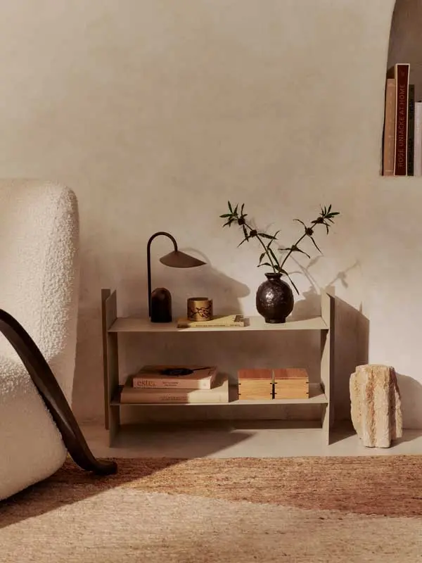 FermLiving_SS25_LagerLowRack_Cashmere_1104270955_SS25_ArumPortableLamp_DarkChocolate_1104270856_VueloCup_DarkBuff_1104270717_DoroVase_H16_Coffee_1104269043.webp