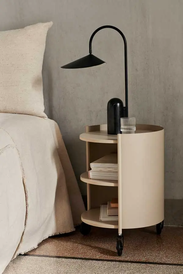 fermLIVING_SS23_EveStorage_1104266446_ArumTableLamp_100132101_100369101_image_01.webp