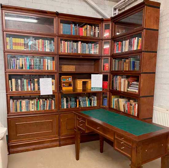 Boknäs kirjahylly nurkalla, tummanruskea